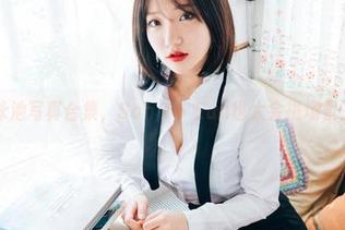 这组泳池写真合集，Son Ye Eun也太会挑场景了吧。